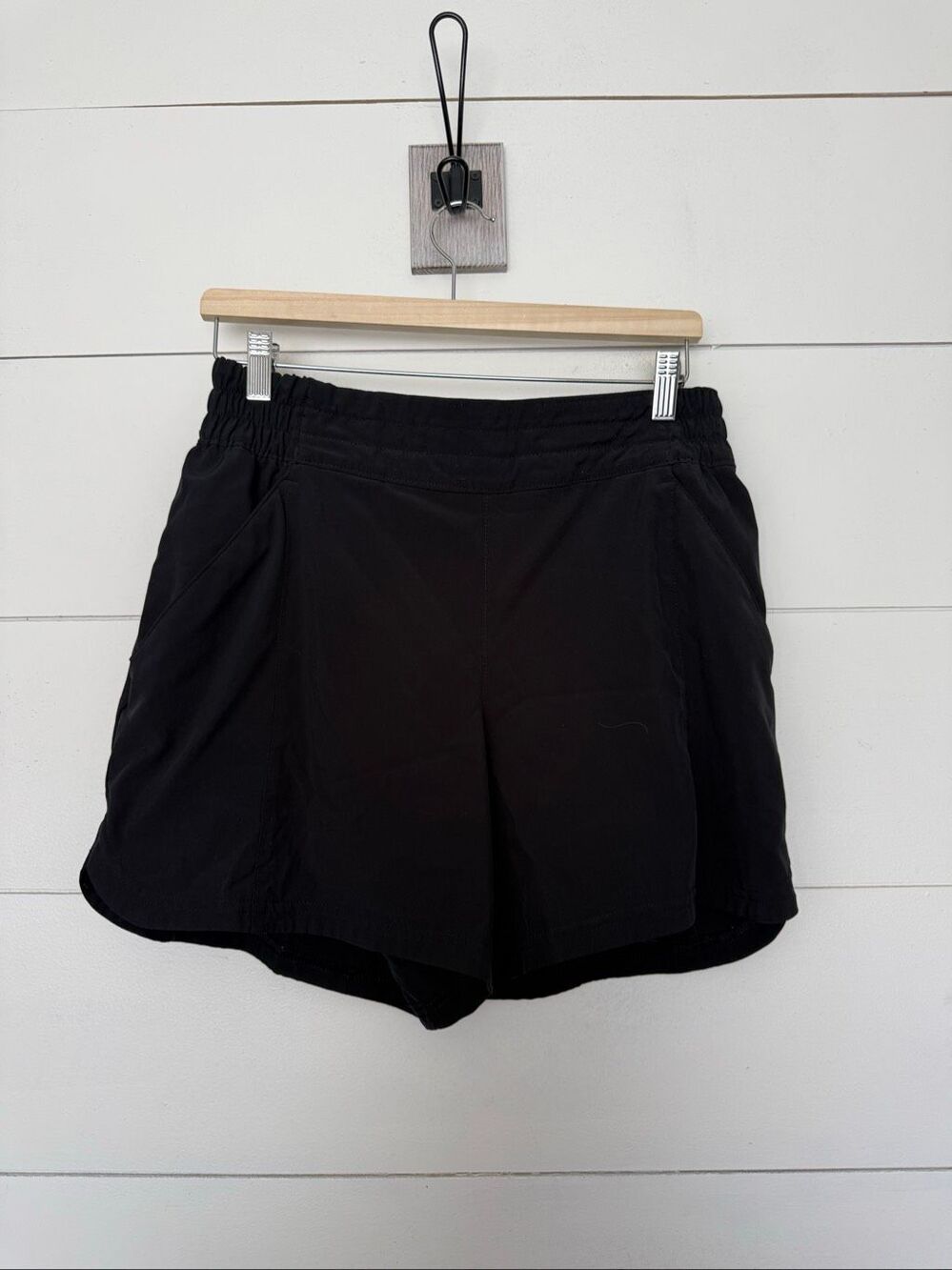 Columbia Women’s Large Black Patterned Shorts